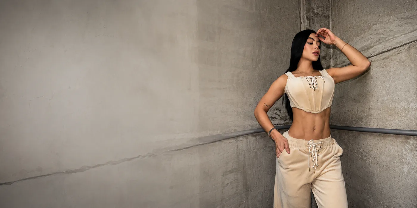 Mujer vistiendo un conjunto beige de KUO Moda